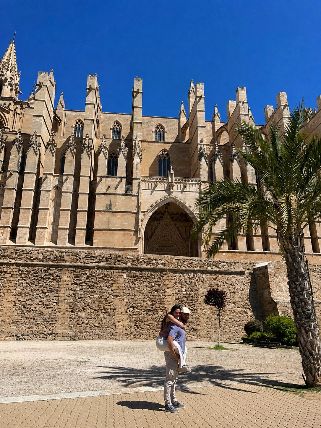 Margarita y Hugo junto a la catedral
